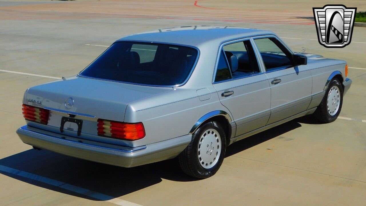 Mercedes-Benz-300-Series-Berline-1990-7