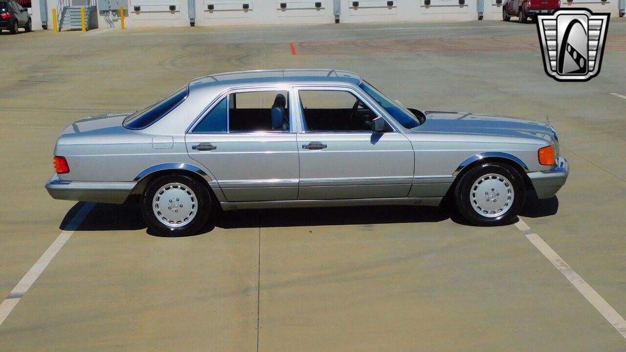 Mercedes-Benz-300-Series-Berline-1990-8