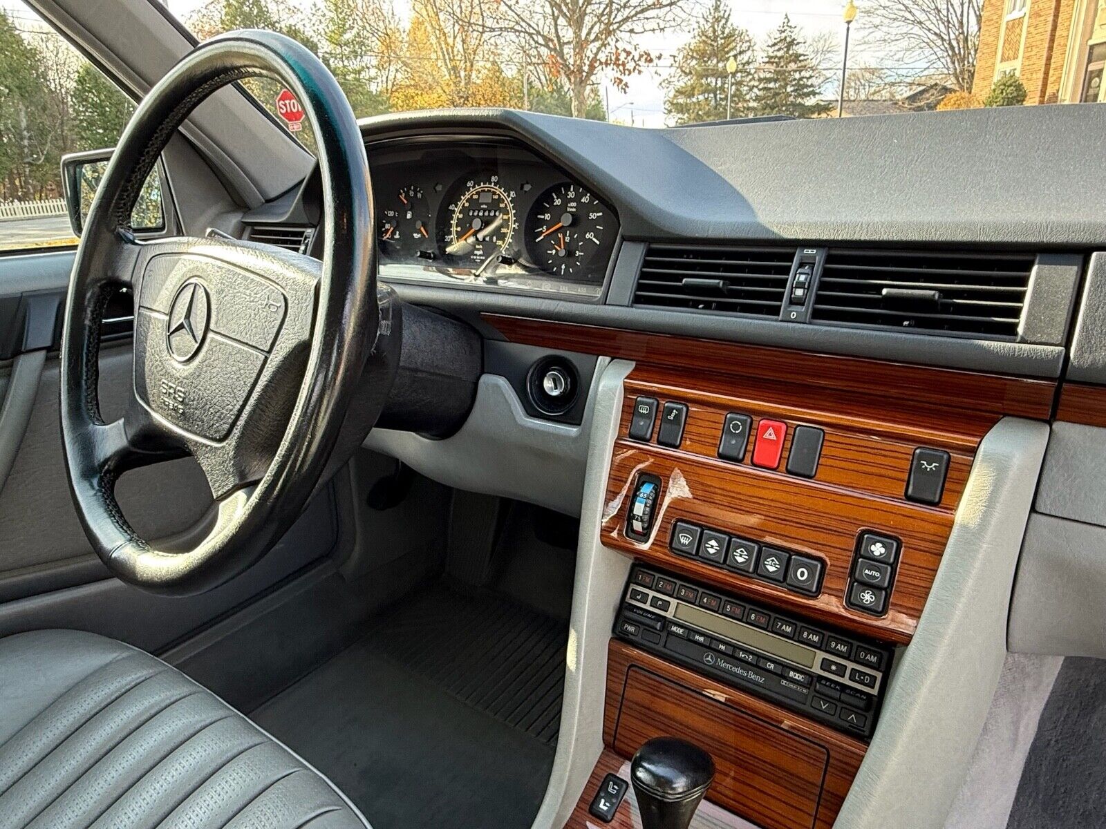 Mercedes-Benz-300-Series-Berline-1993-30