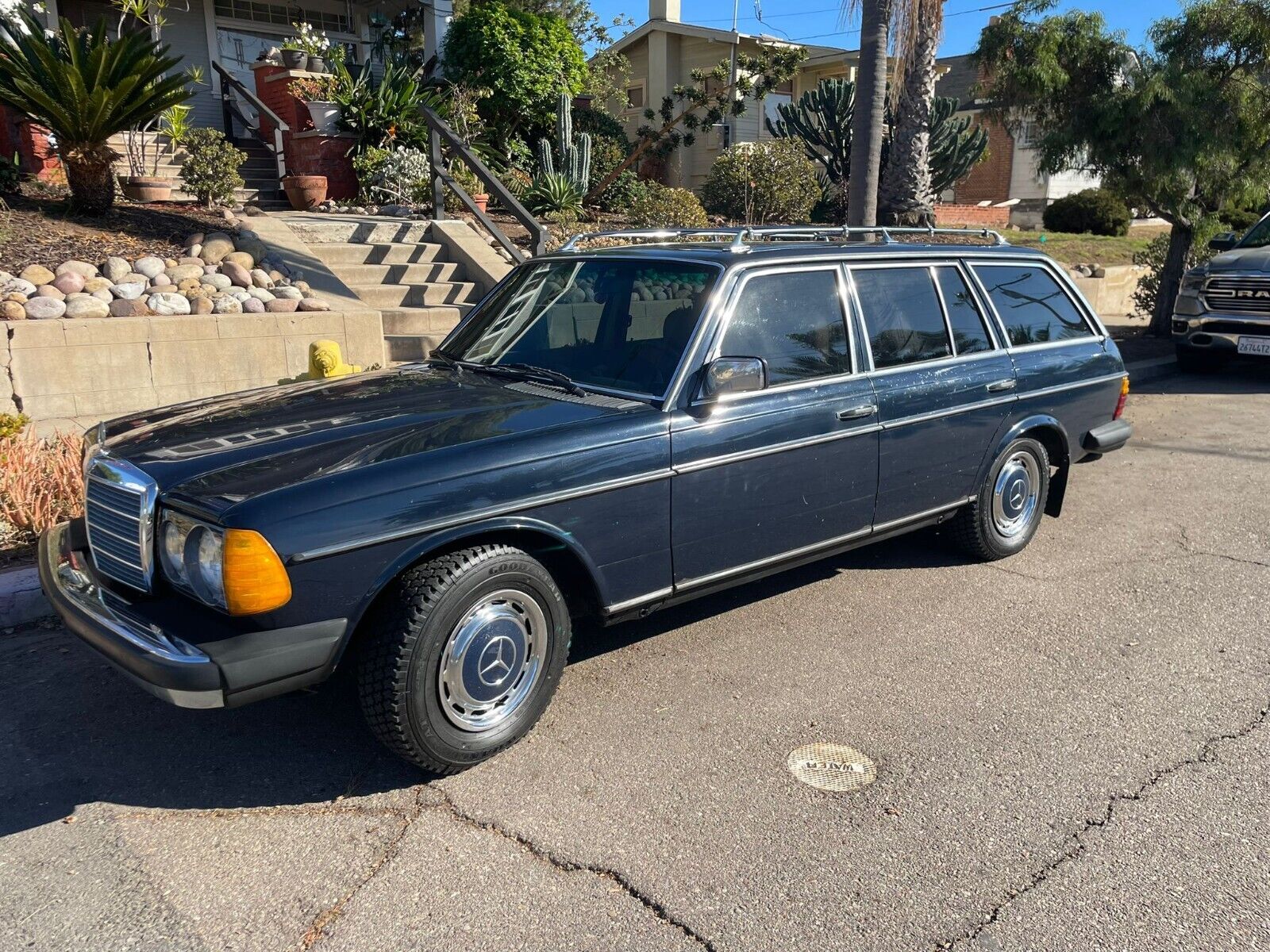 Mercedes-Benz-300-Series-Break-1980-16