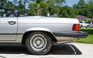 Mercedes-Benz-300-Series-Cabriolet-1983-4