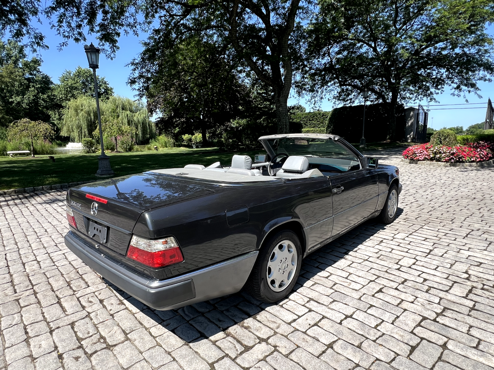 Mercedes-Benz-300-Series-Cabriolet-1993-9