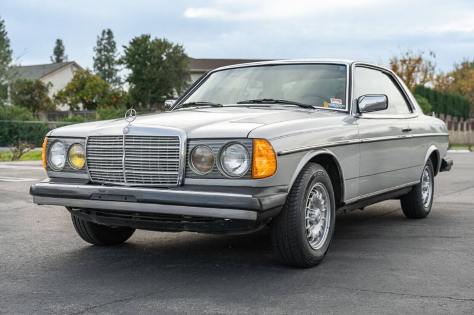 Mercedes-Benz-300-Series-Coupe-1982-1