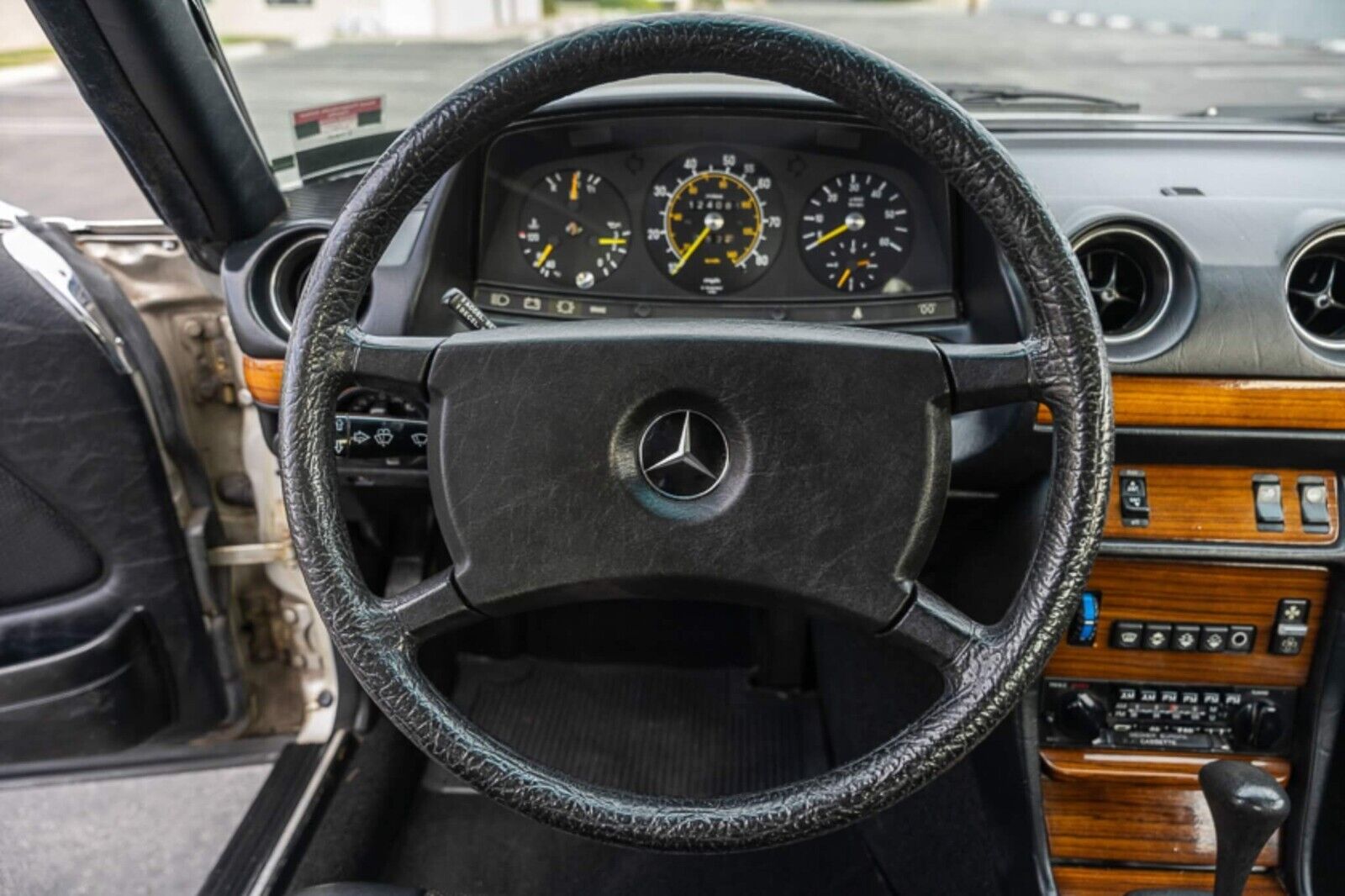 Mercedes-Benz-300-Series-Coupe-1982-14