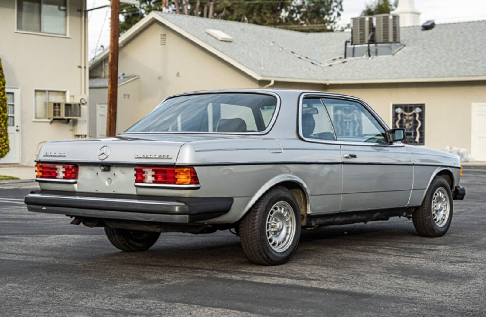 Mercedes-Benz-300-Series-Coupe-1982-2