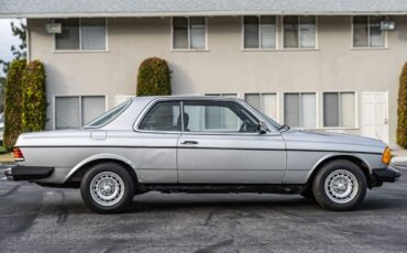 Mercedes-Benz-300-Series-Coupe-1982-3