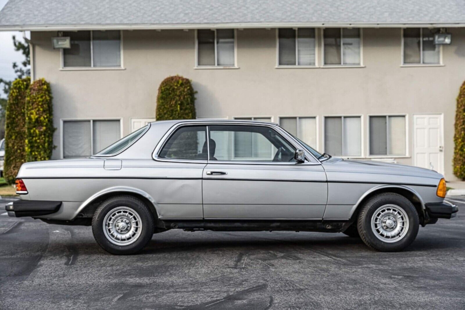 Mercedes-Benz-300-Series-Coupe-1982-3