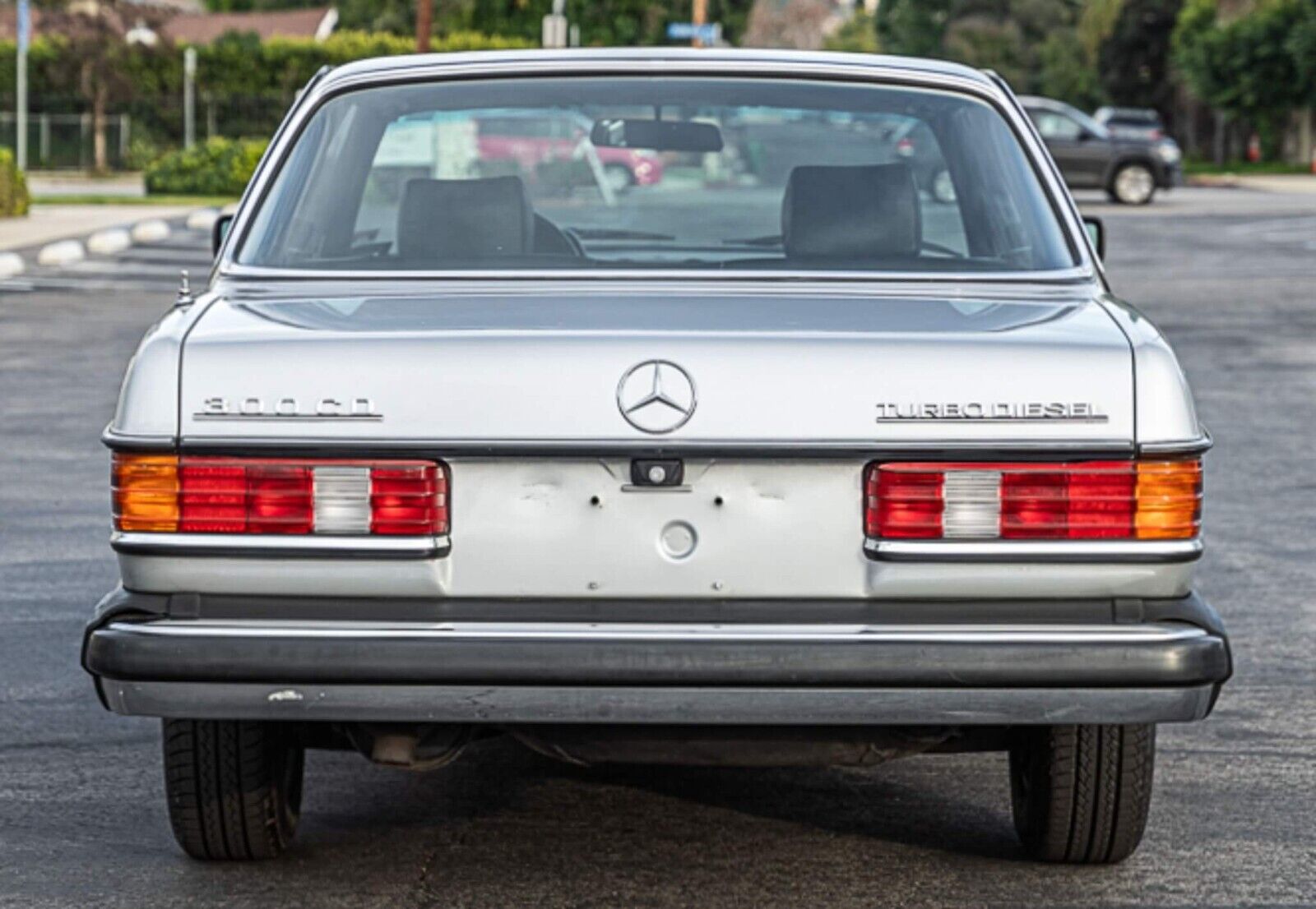 Mercedes-Benz-300-Series-Coupe-1982-4