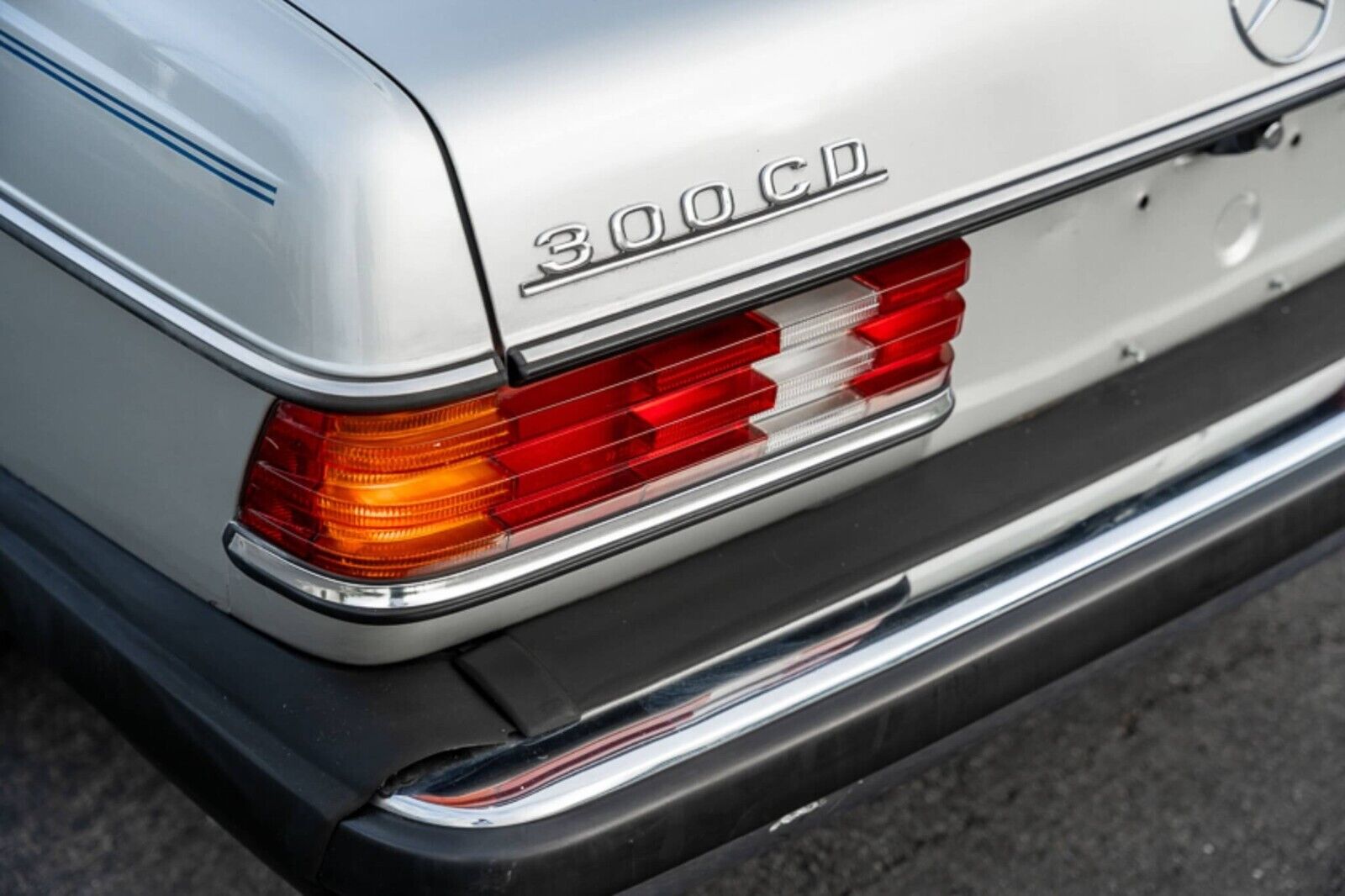 Mercedes-Benz-300-Series-Coupe-1982-7