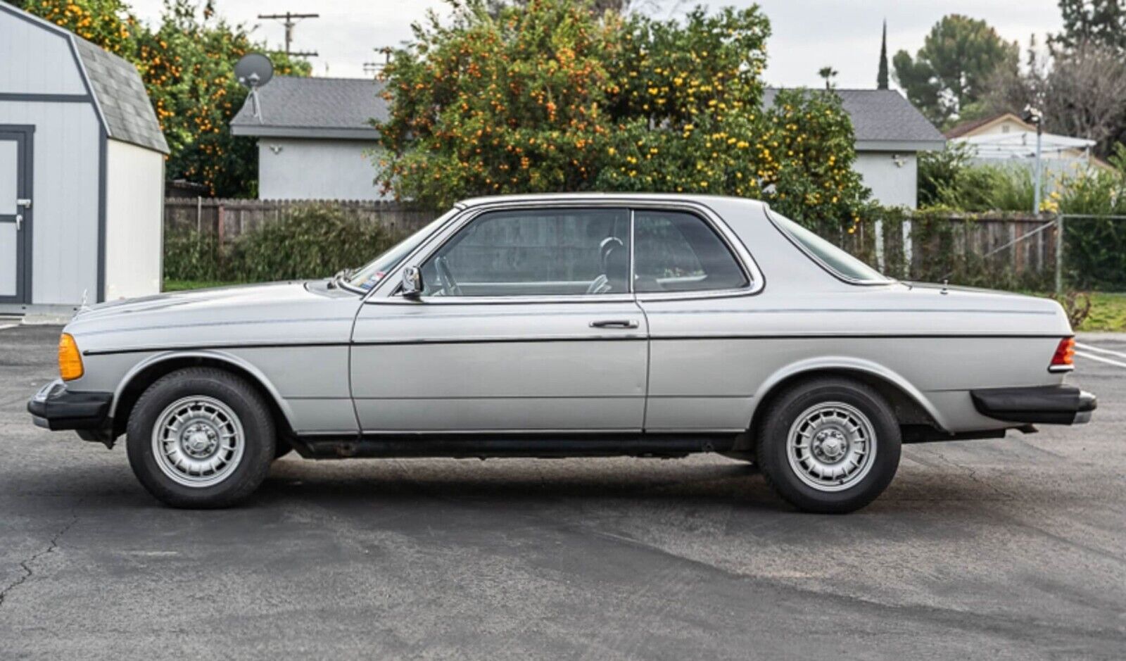 Mercedes-Benz-300-Series-Coupe-1982-9