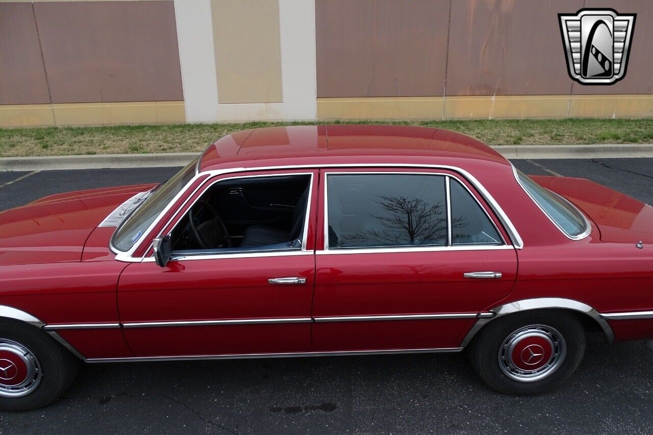 Mercedes-Benz-400-Series-1977-8