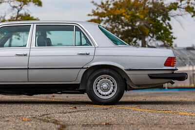 Mercedes-Benz-400-Series-Berline-1979-4