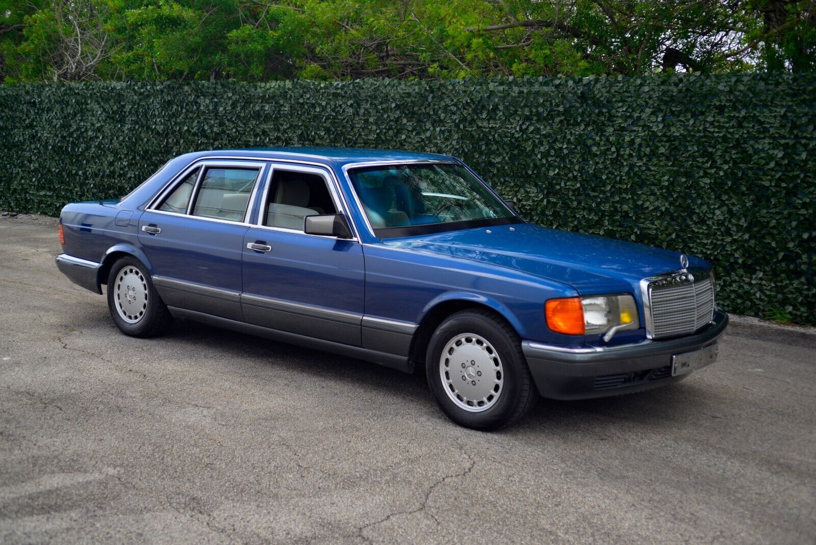 Mercedes-Benz-S-Class-Berline-1985-1