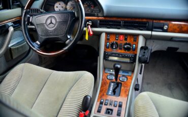 Mercedes-Benz-S-Class-Berline-1985-24