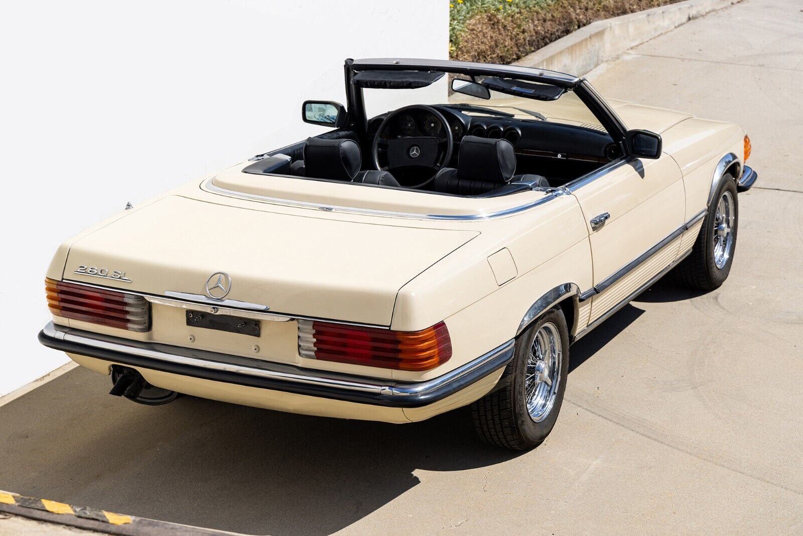 Mercedes-Benz-SL-Class-Cabriolet-1982-22