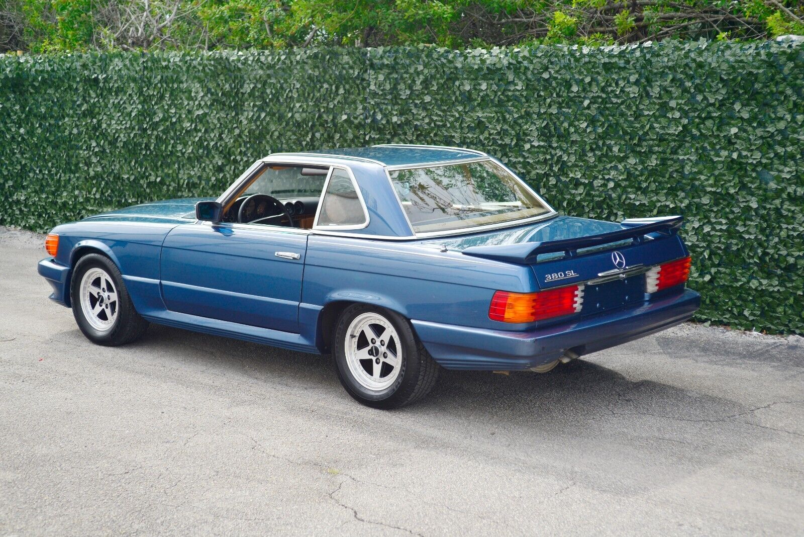 Mercedes-Benz-SL-Class-Cabriolet-1984-25