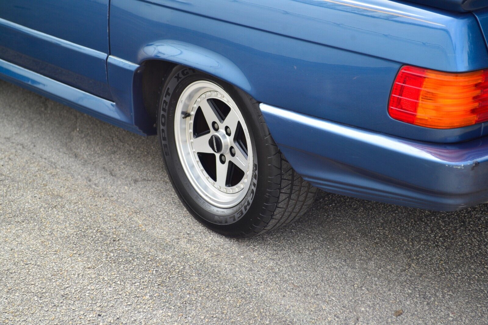 Mercedes-Benz-SL-Class-Cabriolet-1984-26