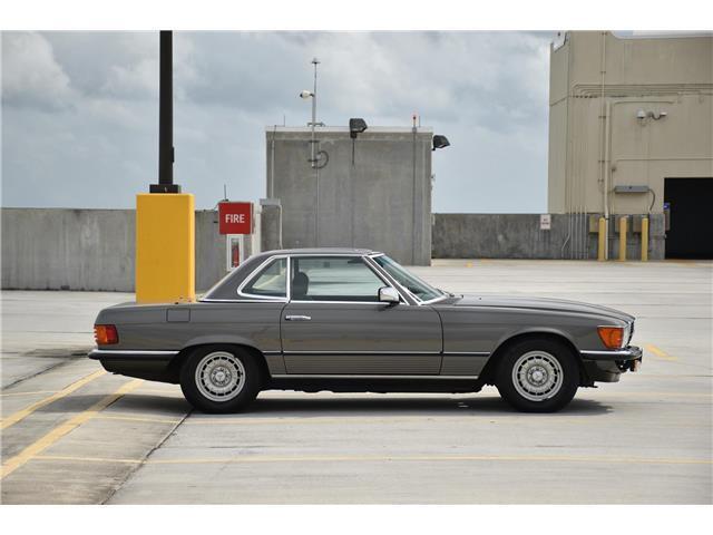 Mercedes-Benz-SL-Class-Cabriolet-1984-4