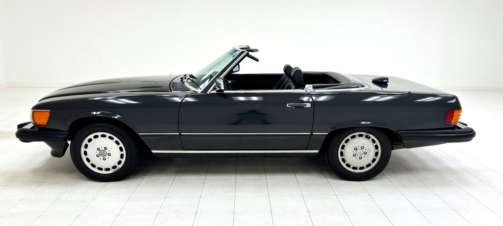 Mercedes-Benz-SL-Class-Cabriolet-1986-5