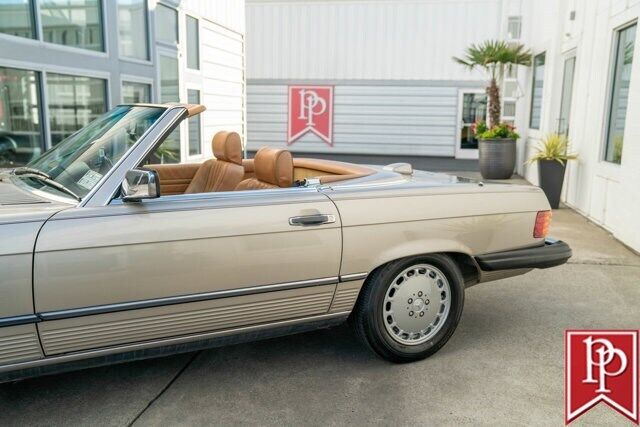 Mercedes-Benz-SL-Class-Cabriolet-1986-6