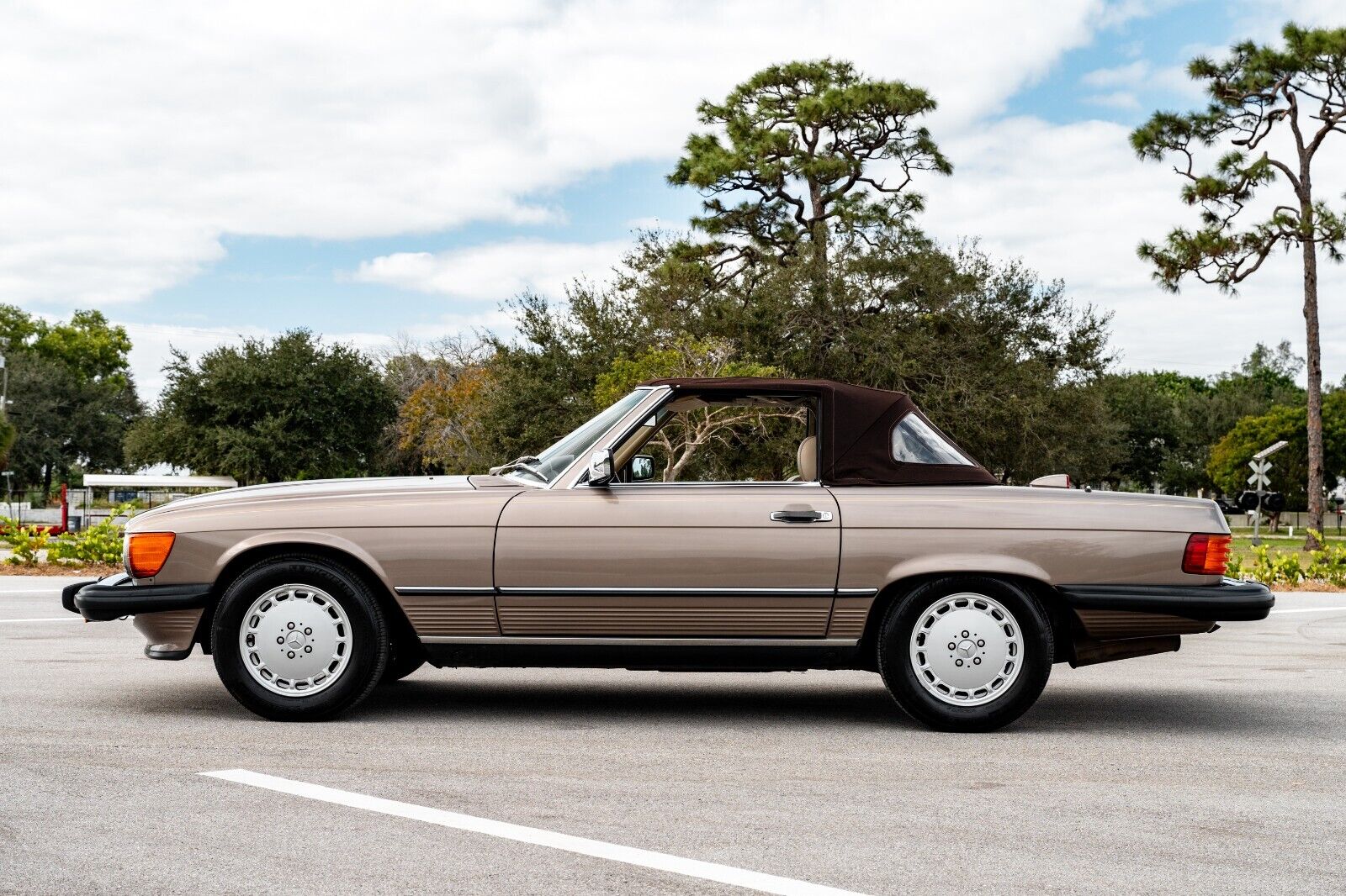 Mercedes-Benz-SL-Class-Cabriolet-1987-13