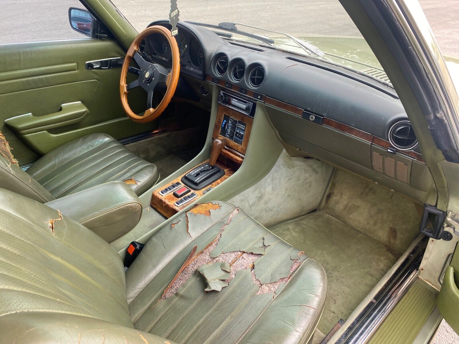 Mercedes-Benz-SL-Class-Coupe-1980-12