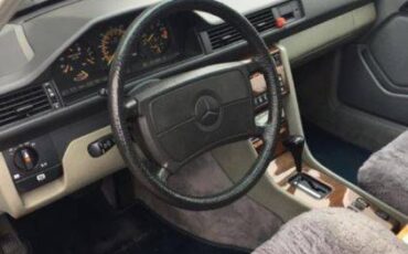 Mercedes-benz-300e-1987-3