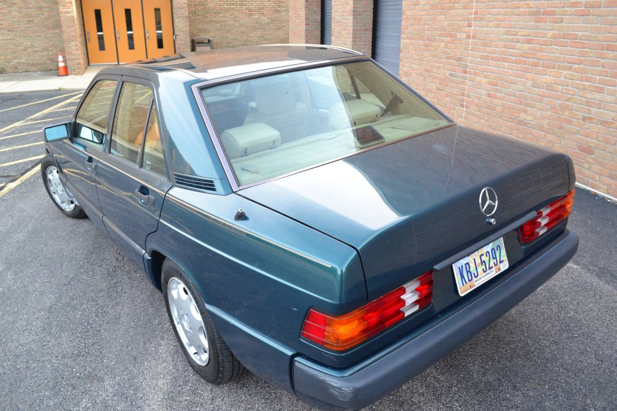 Mercedes-benz-Benz-190e-1993-4