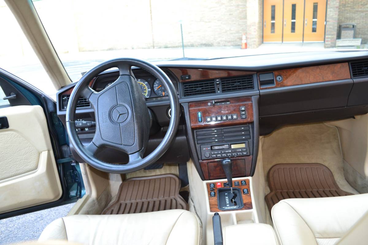 Mercedes-benz-Benz-190e-1993-5