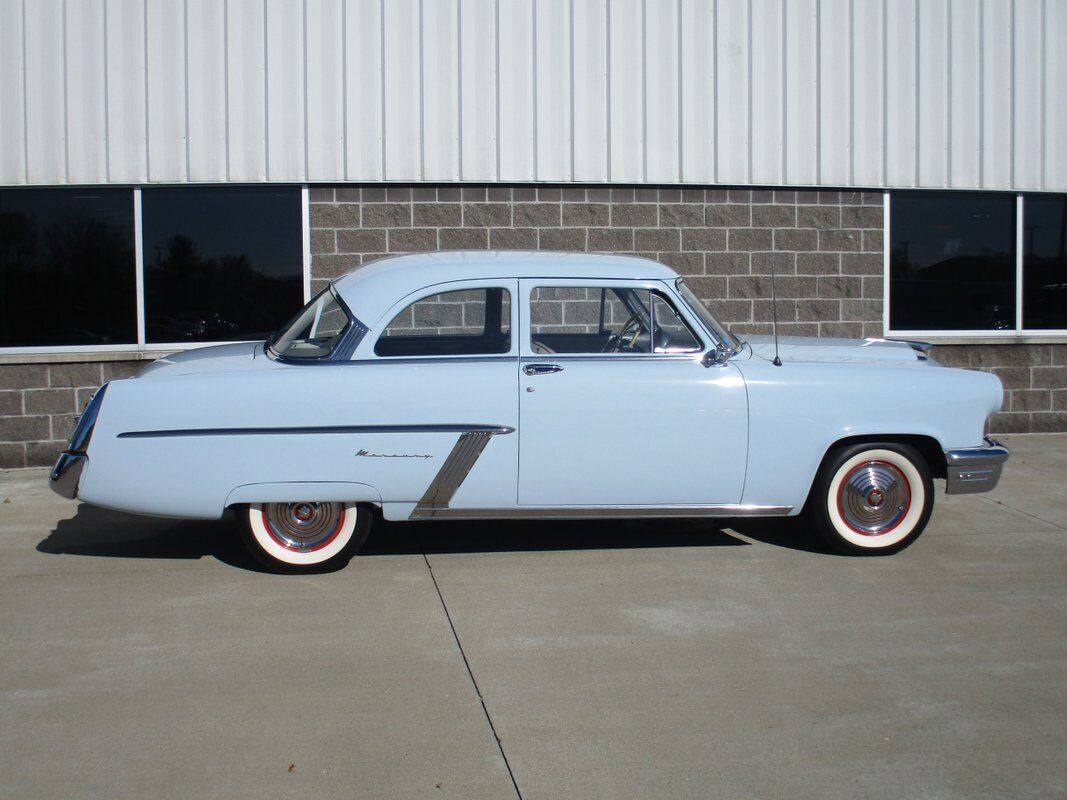 Mercury-2-Door-Sedan-1952-3