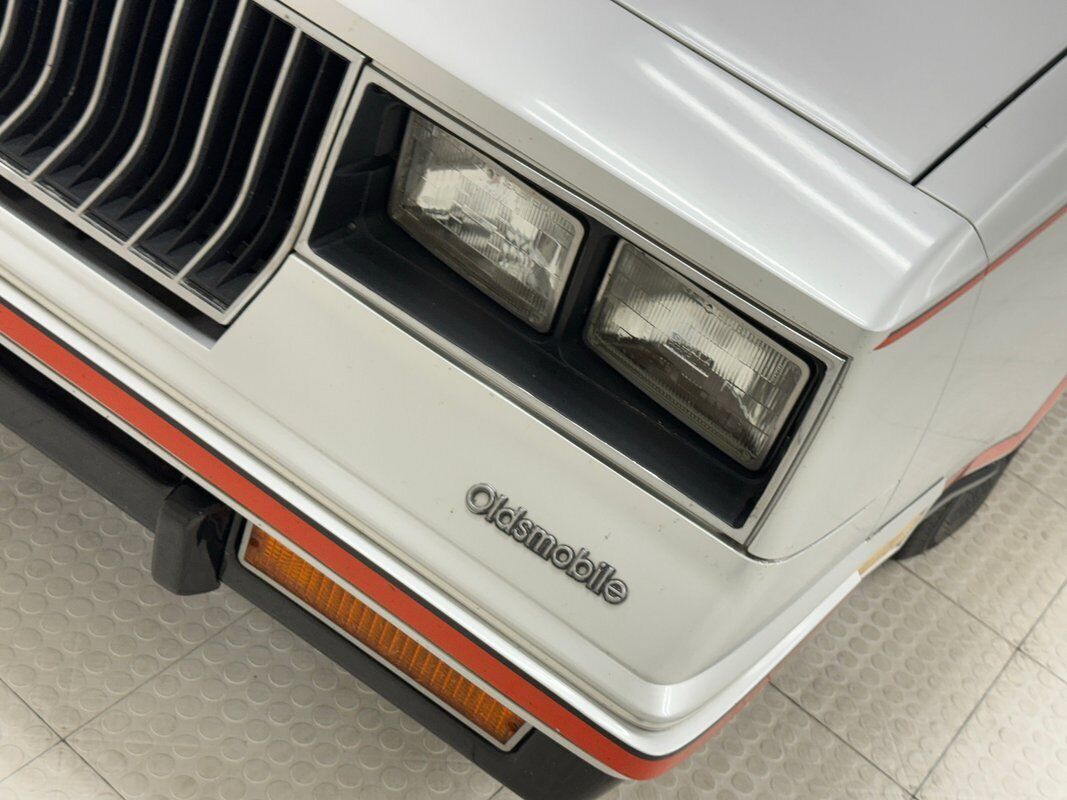 Oldsmobile-Cutlass-1984-10