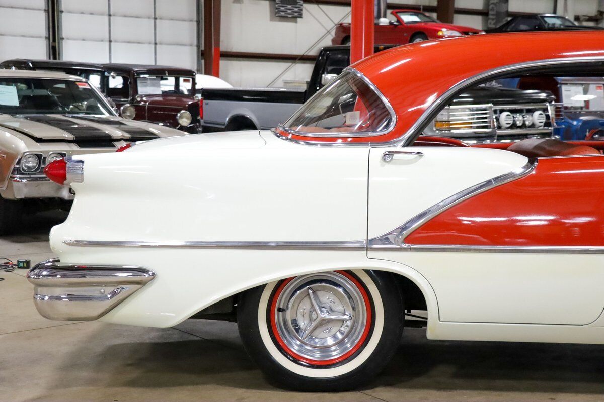 Oldsmobile-Holiday-Coupe-1956-8