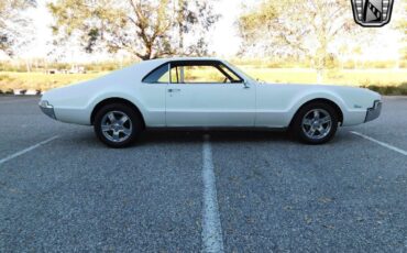 Oldsmobile-Toronado-1966-3