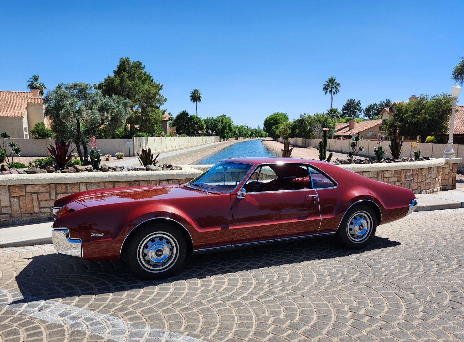 Oldsmobile-Toronado-Coupe-1966-1