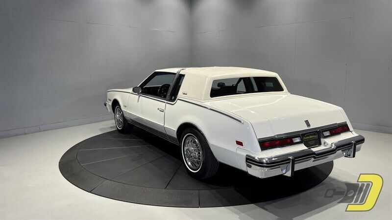 Oldsmobile-Toronado-Coupe-1985-4