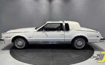 Oldsmobile-Toronado-brougham-1985-11