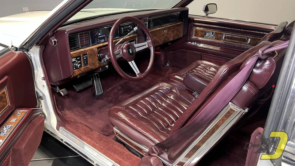 Oldsmobile-Toronado-brougham-1985-5