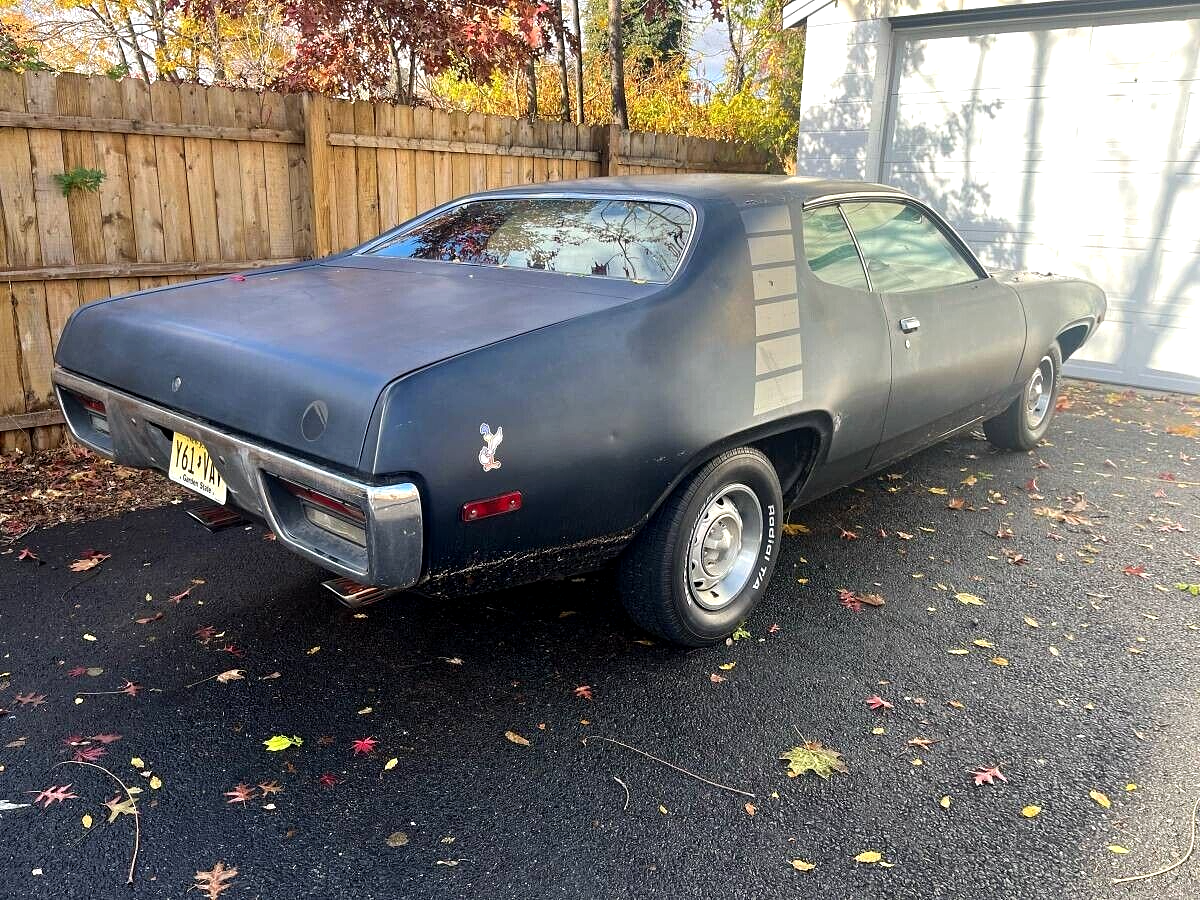 Plymouth-Roadrunner-1972-3