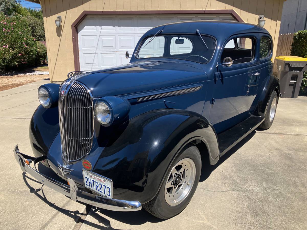 Plymouth-Two-door-humpback-1938-1