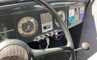 Plymouth-Two-door-humpback-1938-3