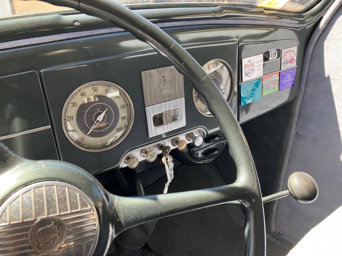 Plymouth-Two-door-humpback-1938-3