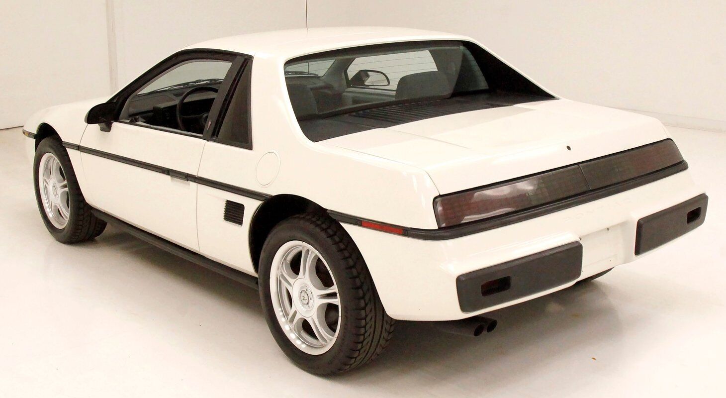 Pontiac-Fiero-Coupe-1984-2