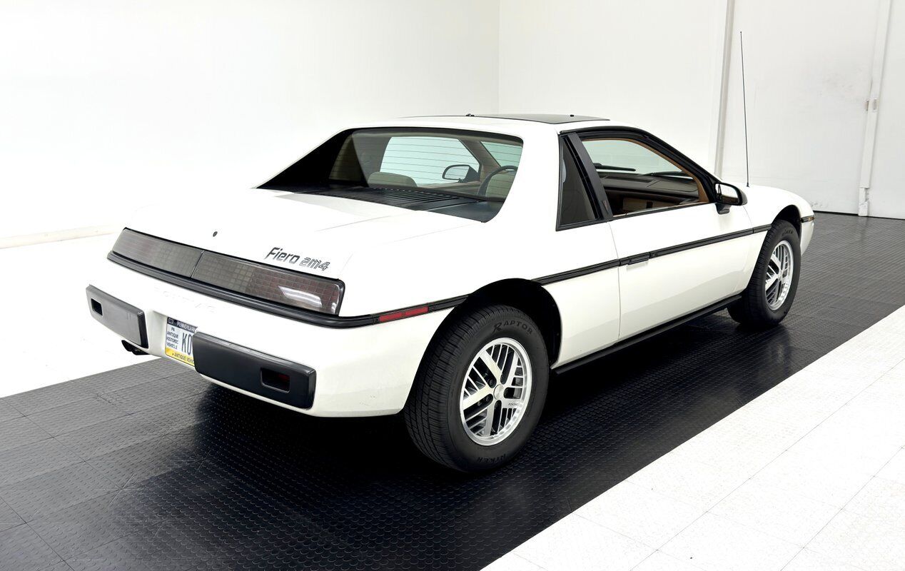 Pontiac-Fiero-Coupe-1984-4