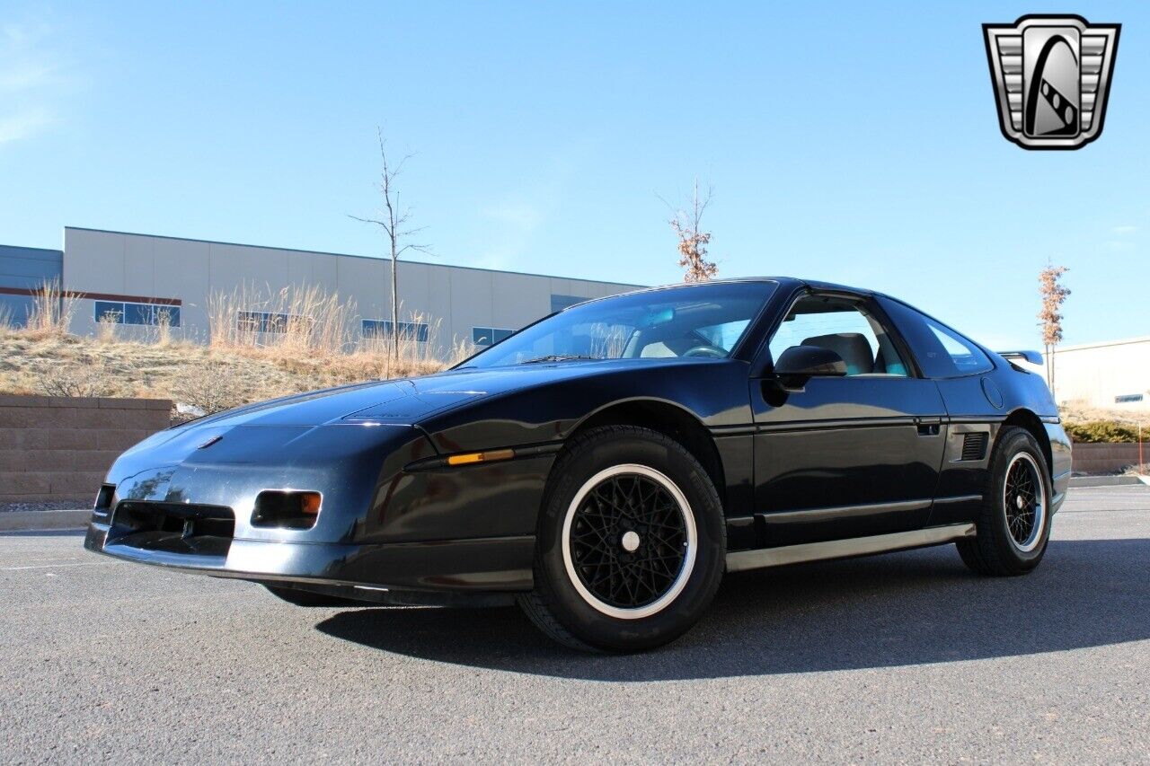 Pontiac-Fiero-Coupe-1988-2