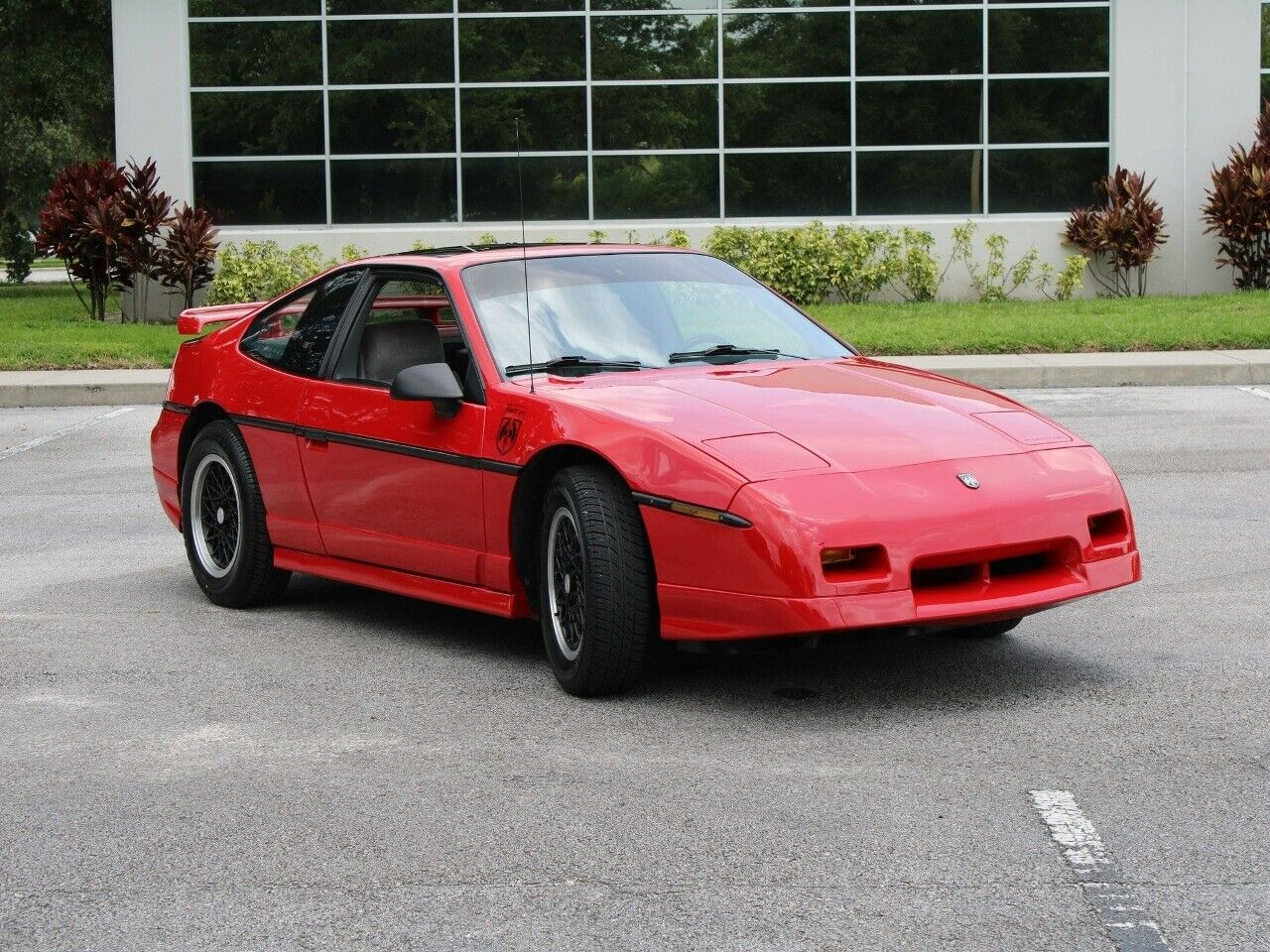 Pontiac-Fiero-Coupe-1988-3