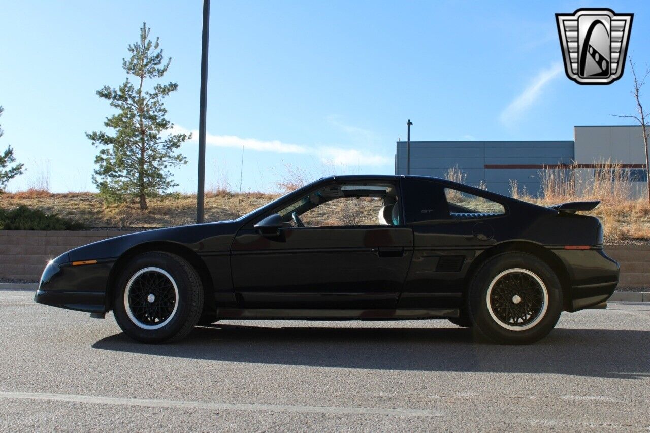 Pontiac-Fiero-Coupe-1988-3