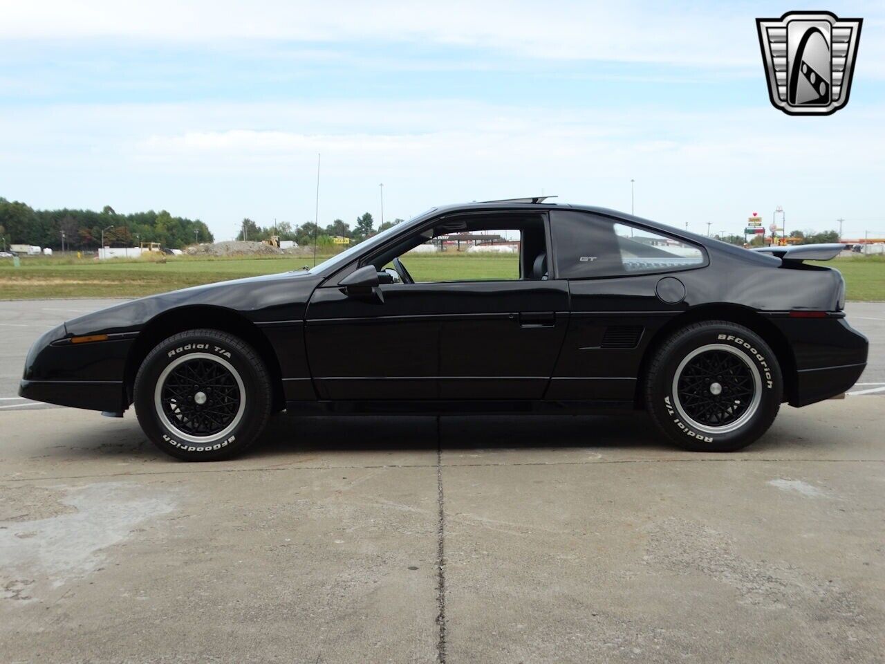 Pontiac-Fiero-Coupe-1988-4