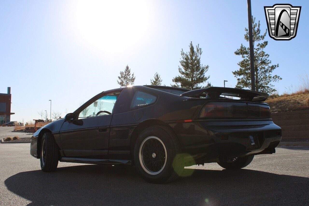 Pontiac-Fiero-Coupe-1988-4