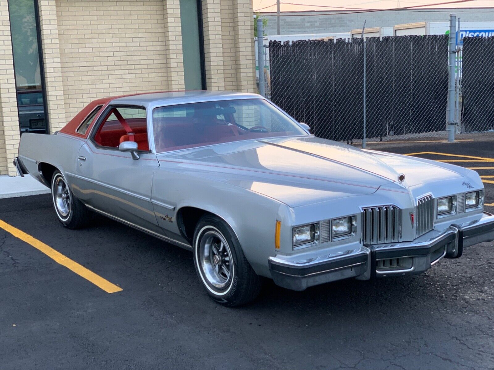 Pontiac-Grand-Prix-Coupe-1977-2