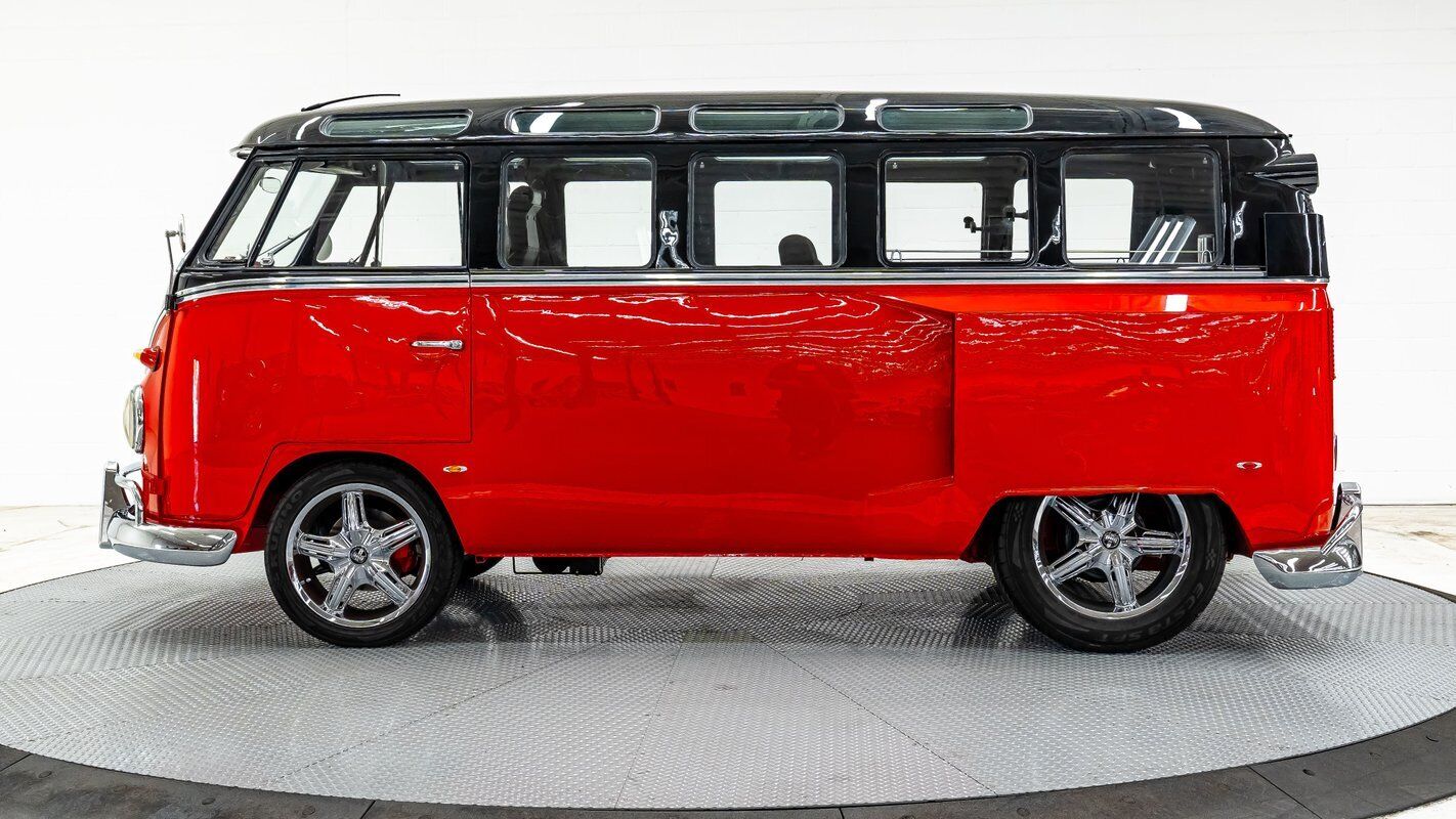 Volkswagen-21-Window-Custom-Bus-1966-9